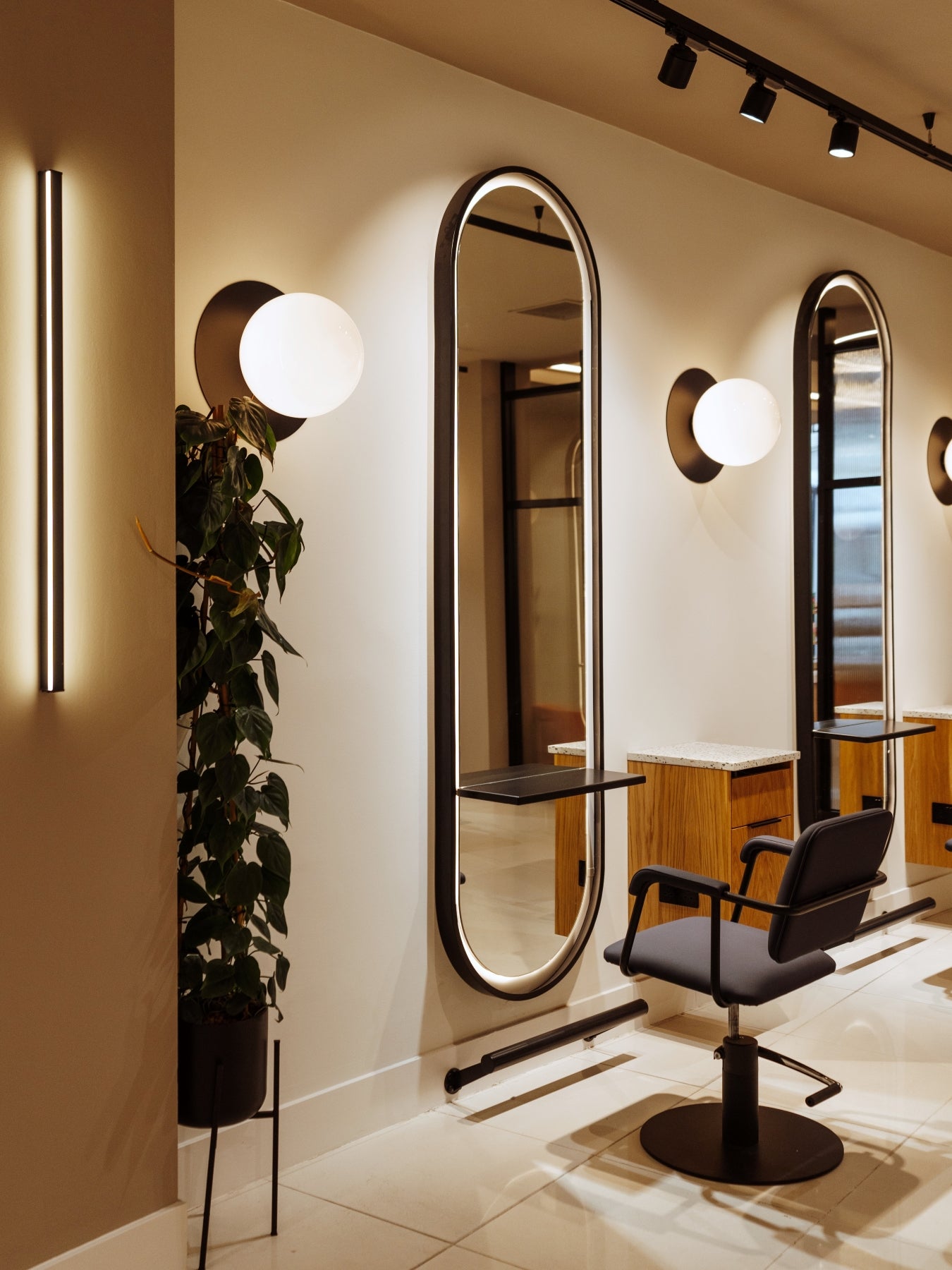 Collinge & Co Castle Street workstation mirrow